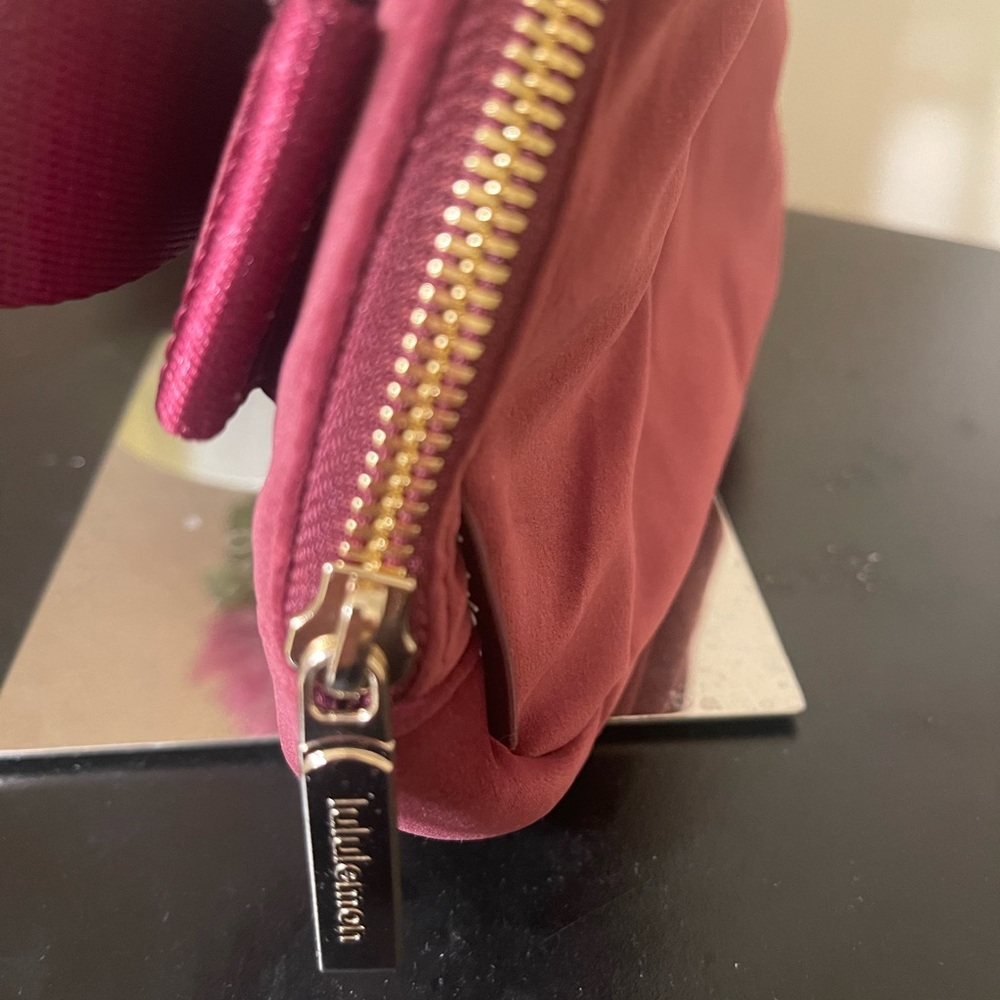 NWT Lululemon wine berry  Crossbody / belt bag .Limited edition  out of stock🎈 - Picture 3 of 9